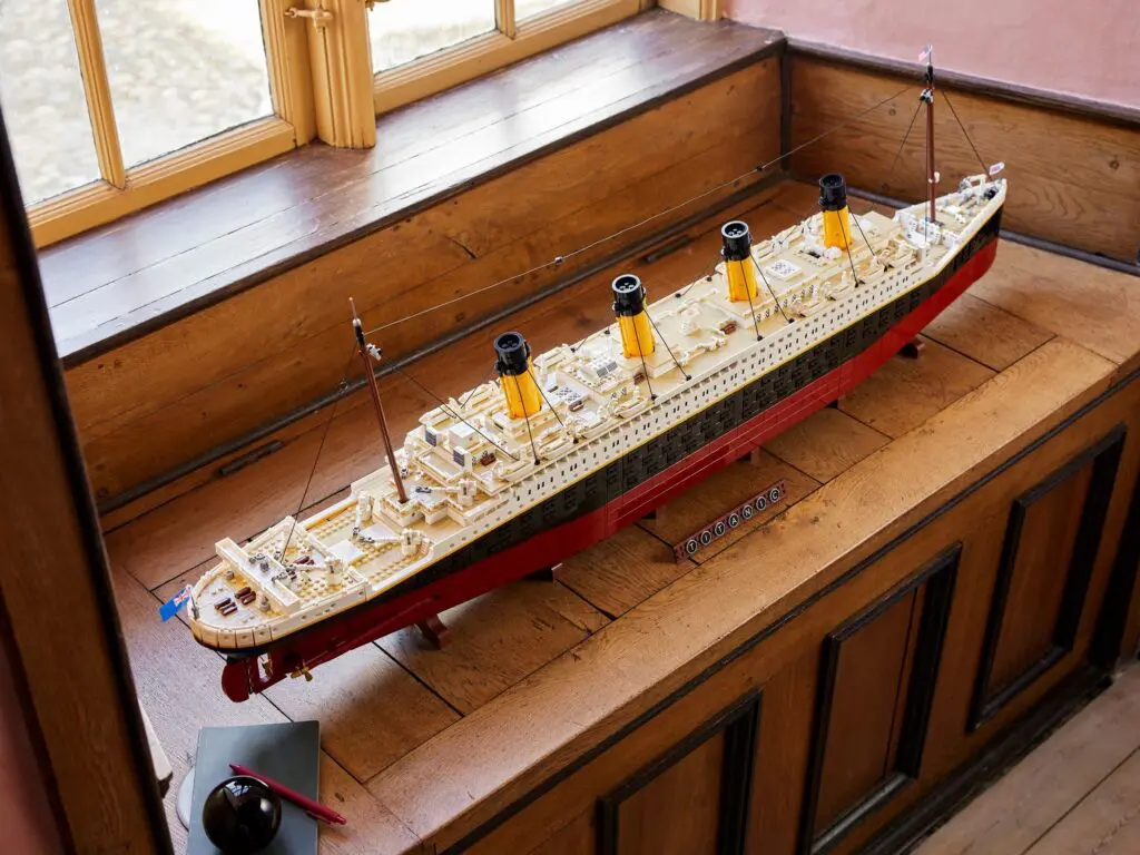 Ship model with three funnels and masts