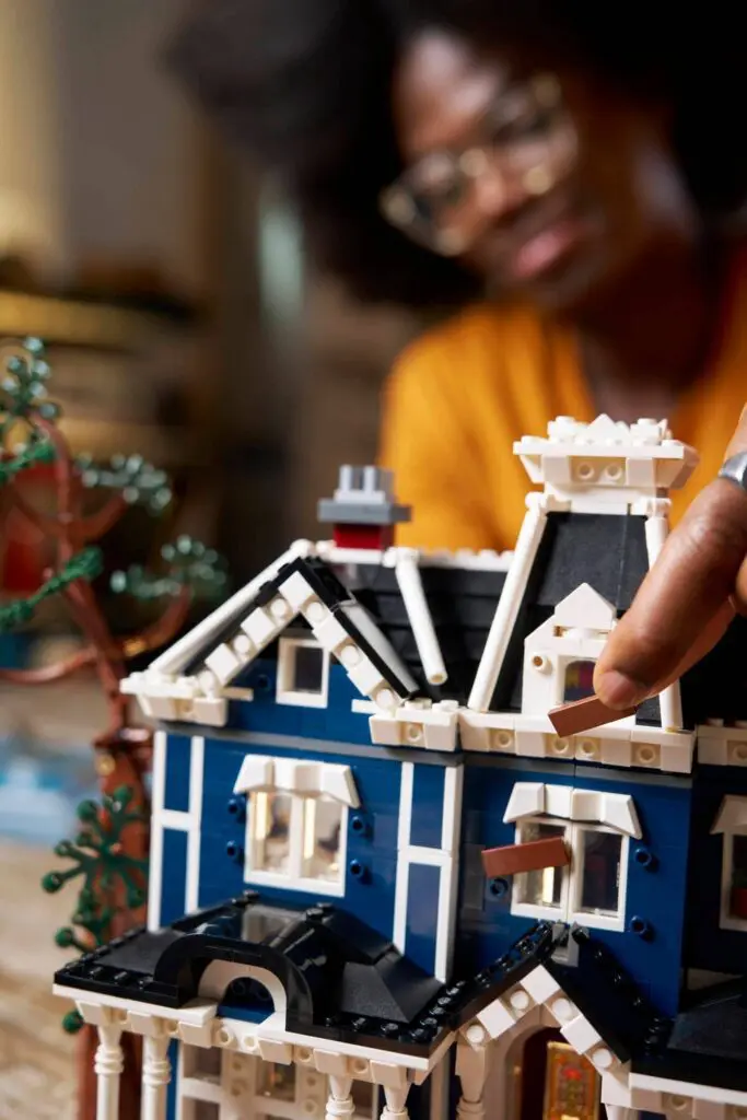 Building a blue LEGO house