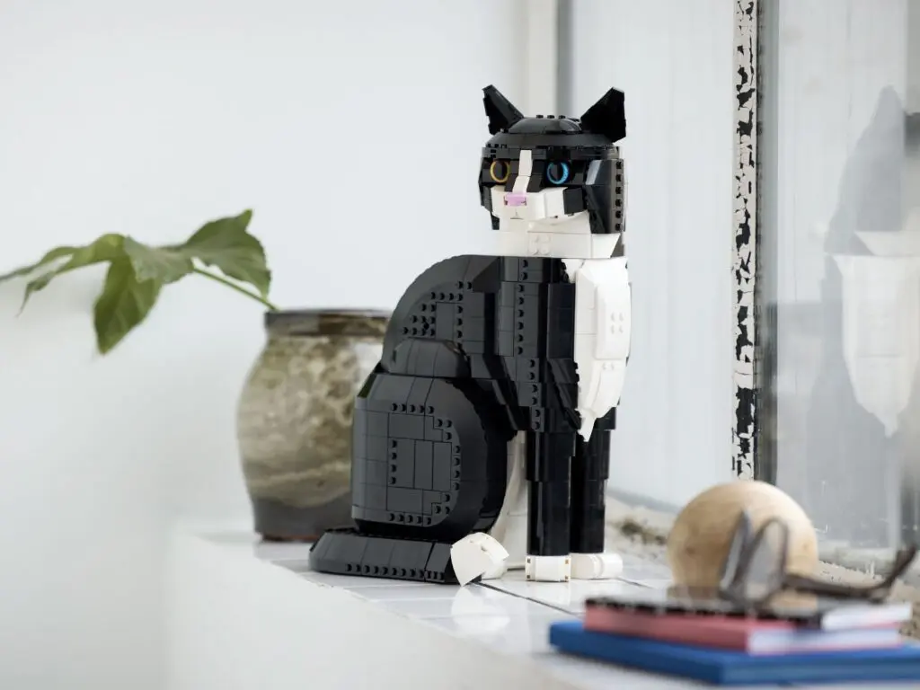 Black and white LEGO cat figure