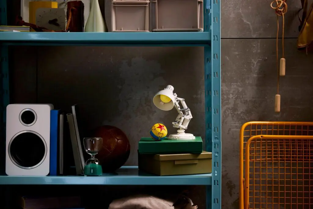 Bookshelf with lamp and speaker