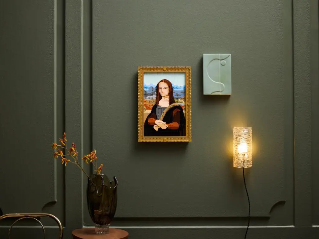 Wall decor with vase and light