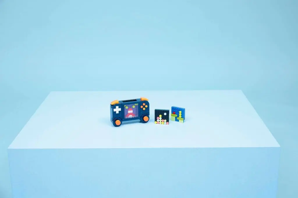 Retro handheld game console and cartridges