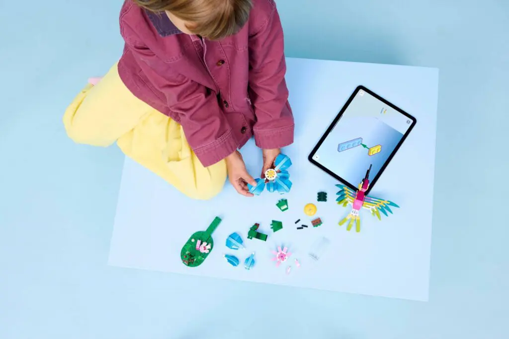 Child assembling toy with tablet guide