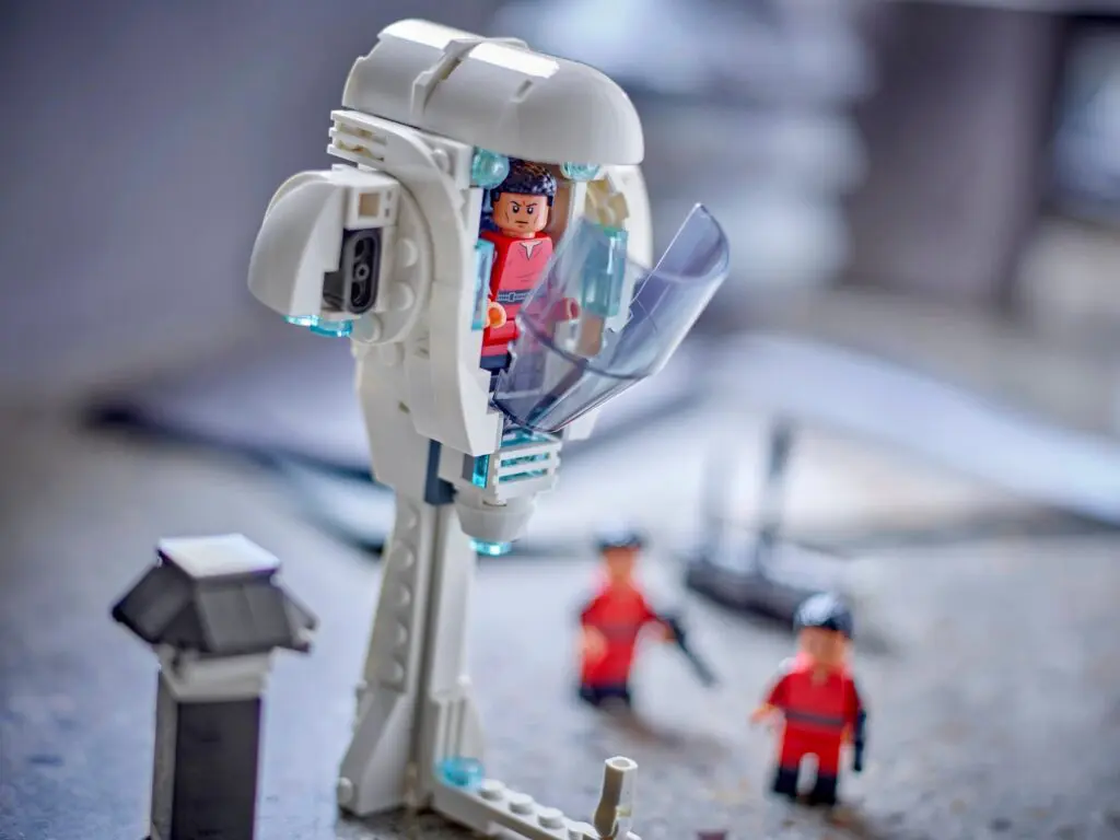 Mini figures with futuristic robot