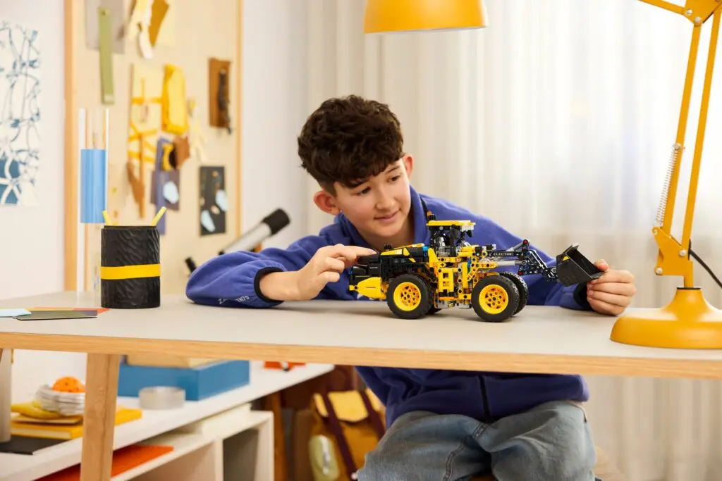 LEGO Technic Volvo L120 Electric Wheel Loader - view 5