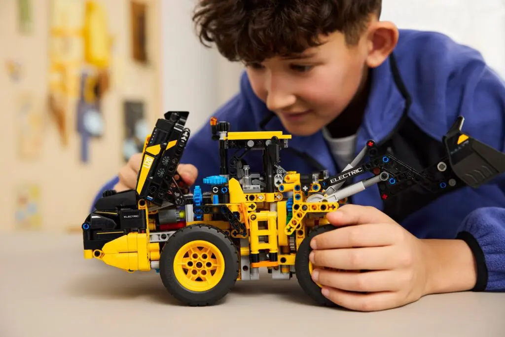 LEGO Technic Volvo L120 Electric Wheel Loader - view 6