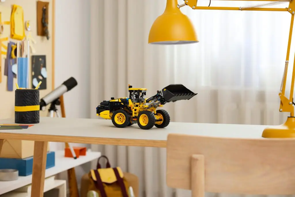 LEGO Technic Volvo L120 Electric Wheel Loader - view 7