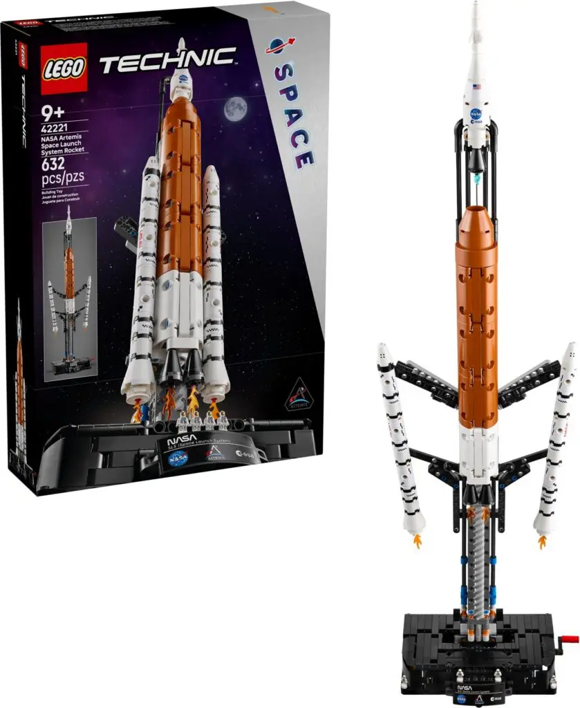 Detailed LEGO shuttle and packaging design