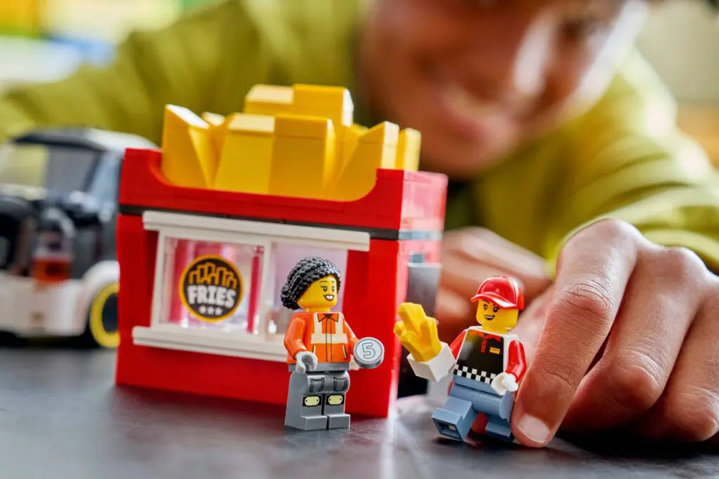 LEGO minifigures and fries building set