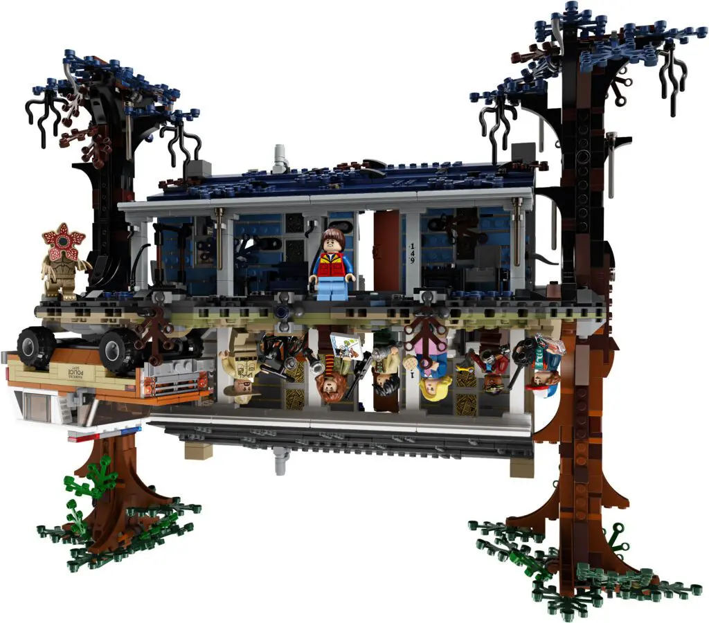 Detailed LEGO treehouse scene with figures