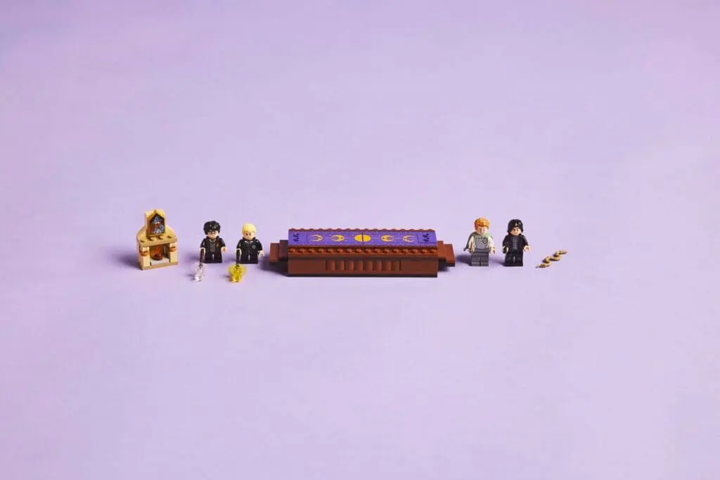 Miniature figures with a table arrangement
