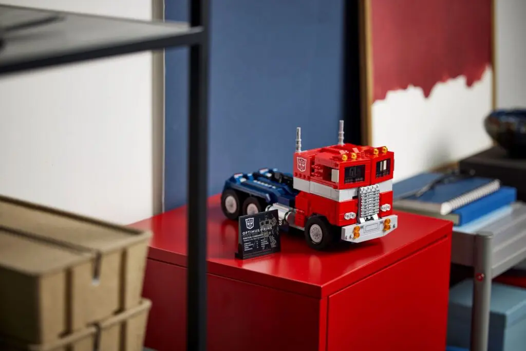 LEGO Icons Optimus Prime - view 4