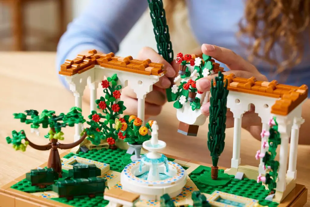 LEGO Icons Fountain Garden - view 5