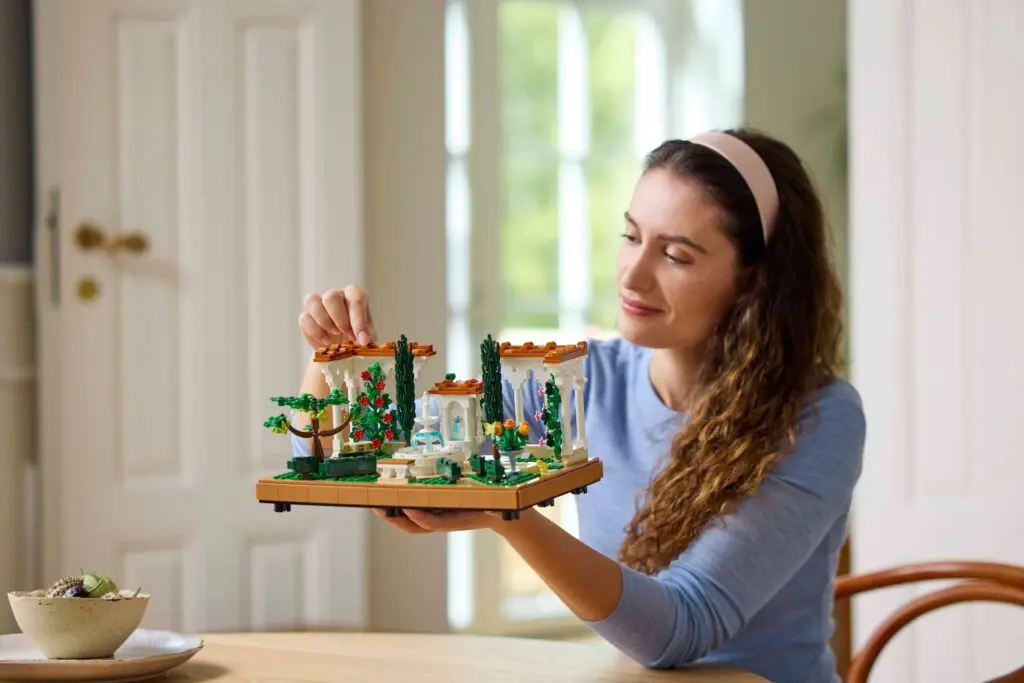LEGO Icons Fountain Garden - view 7