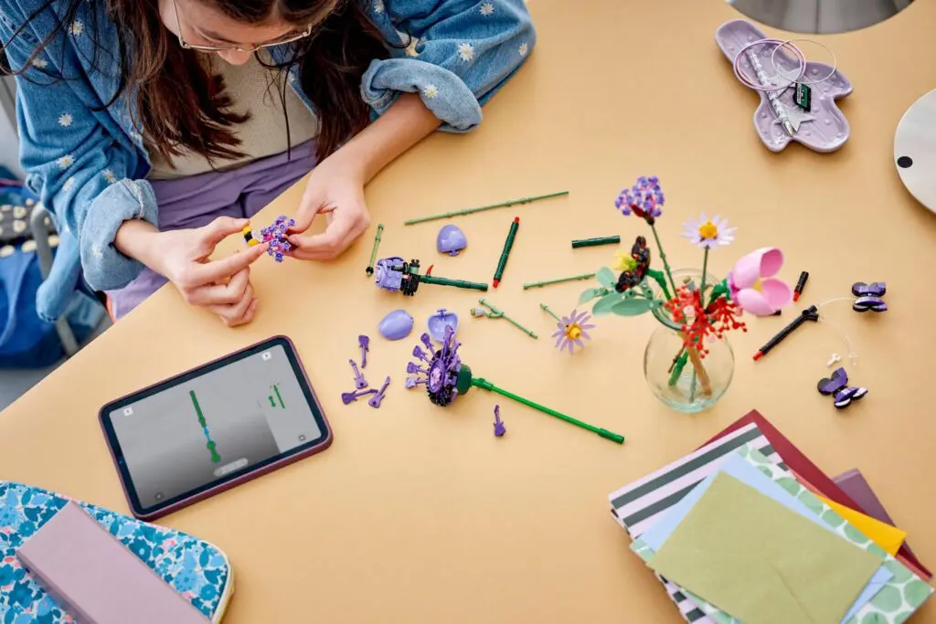 LEGO Botanicals Olivia Rodrigo's Flower Bouquet - view 4