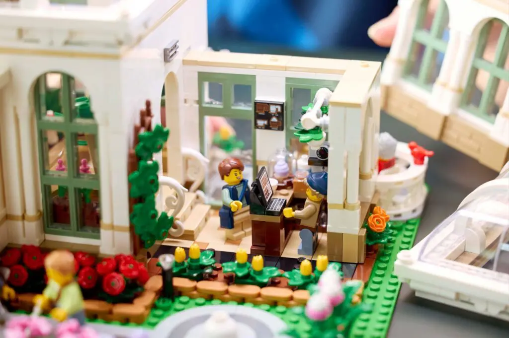 LEGO Ideas The Botanical Garden - view 6