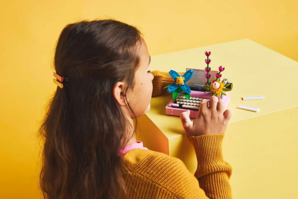 LEGO Creator Typewriter with Flowers - view 4