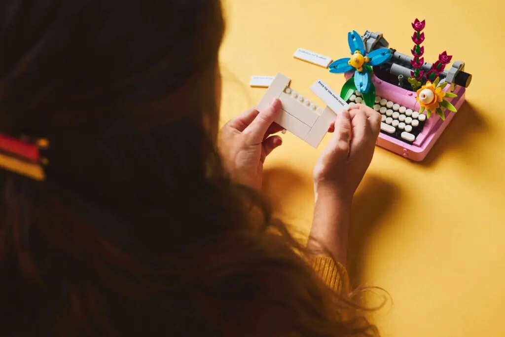 LEGO Creator Typewriter with Flowers - view 5