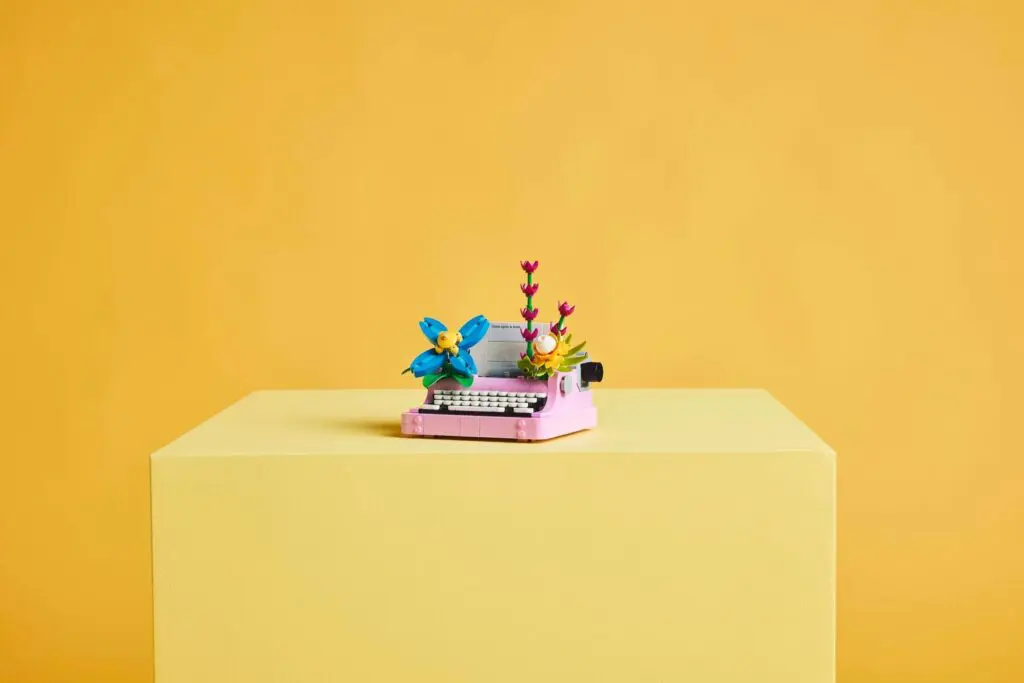LEGO Creator Typewriter with Flowers - view 6