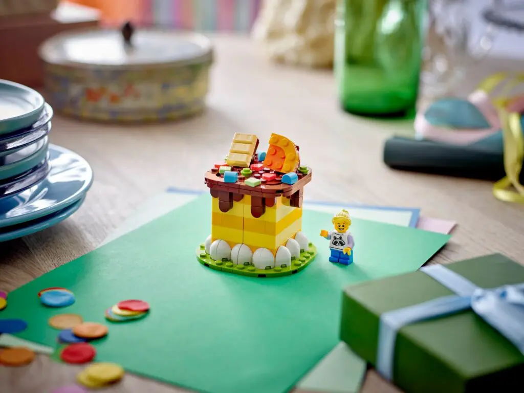 LEGO Seasonal Birthday Cake - view 4