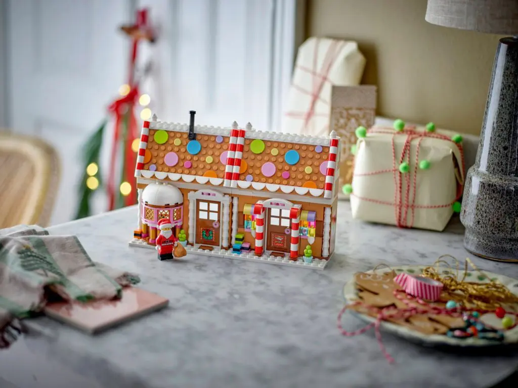LEGO Seasonal Festive Gingerbread House - view 4
