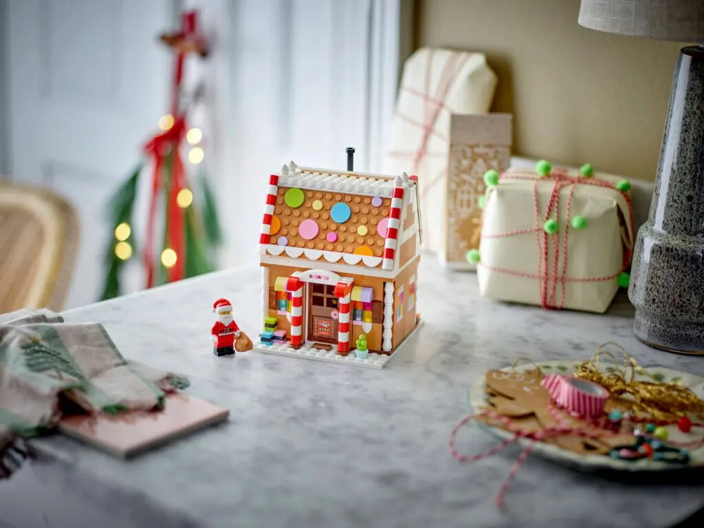 LEGO Seasonal Festive Gingerbread House - view 5