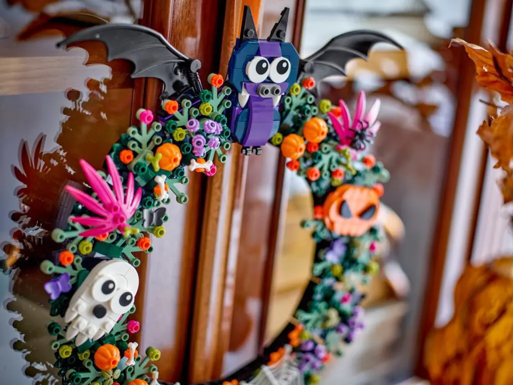 LEGO Seasonal Halloween Wreath - view 5