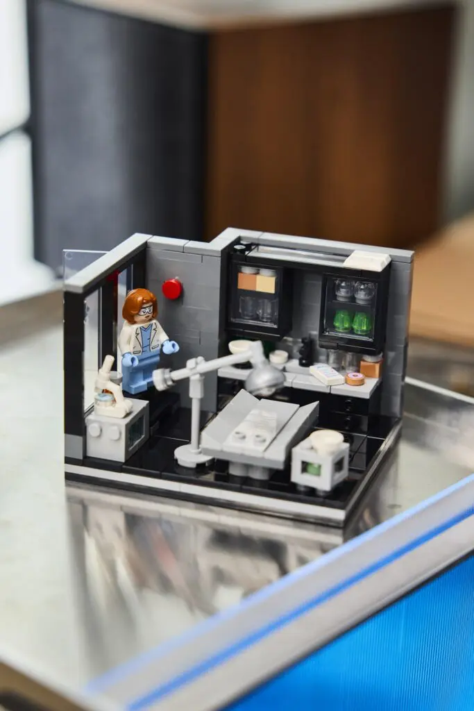 LEGO Ideas The X-Files: Scully's Lab - view 3