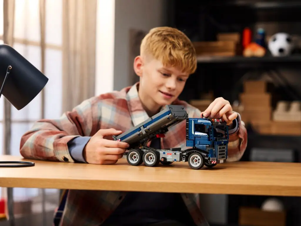 LEGO Technic Tipping Dump Truck - view 4