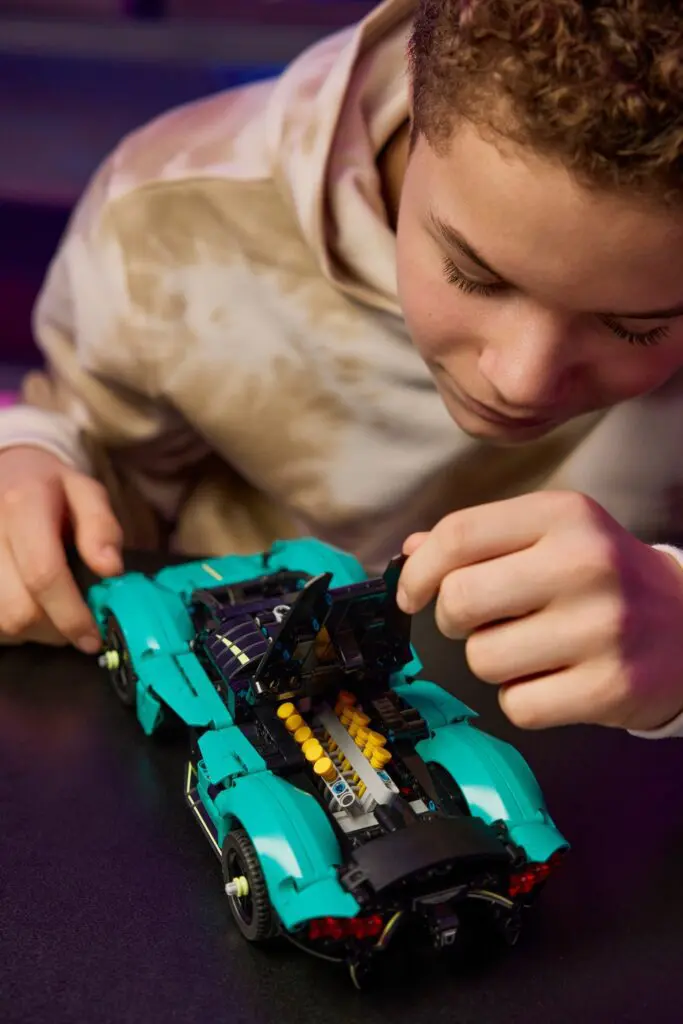 LEGO Technic Aston Martin Valkyrie - view 6