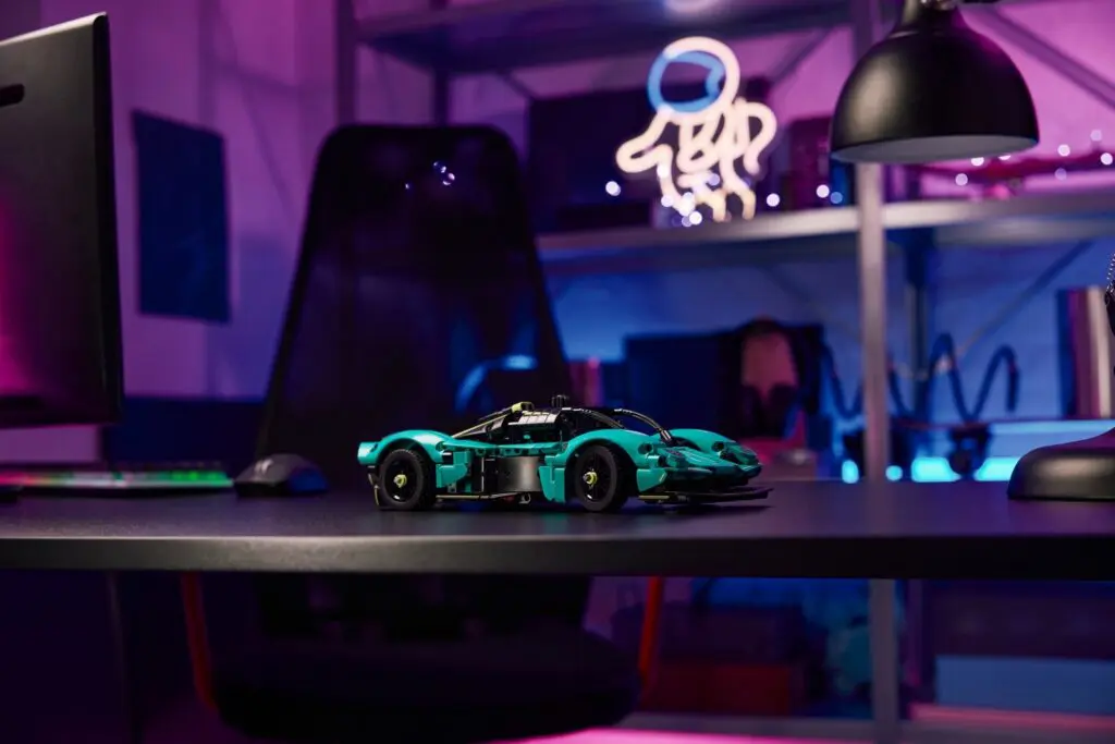 LEGO Technic Aston Martin Valkyrie - view 7