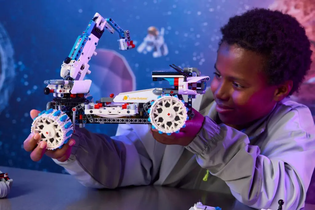 LEGO Technic Lunar Outpost Moon Rover - view 4