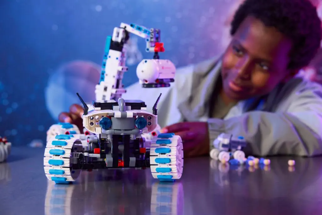 LEGO Technic Lunar Outpost Moon Rover - view 5