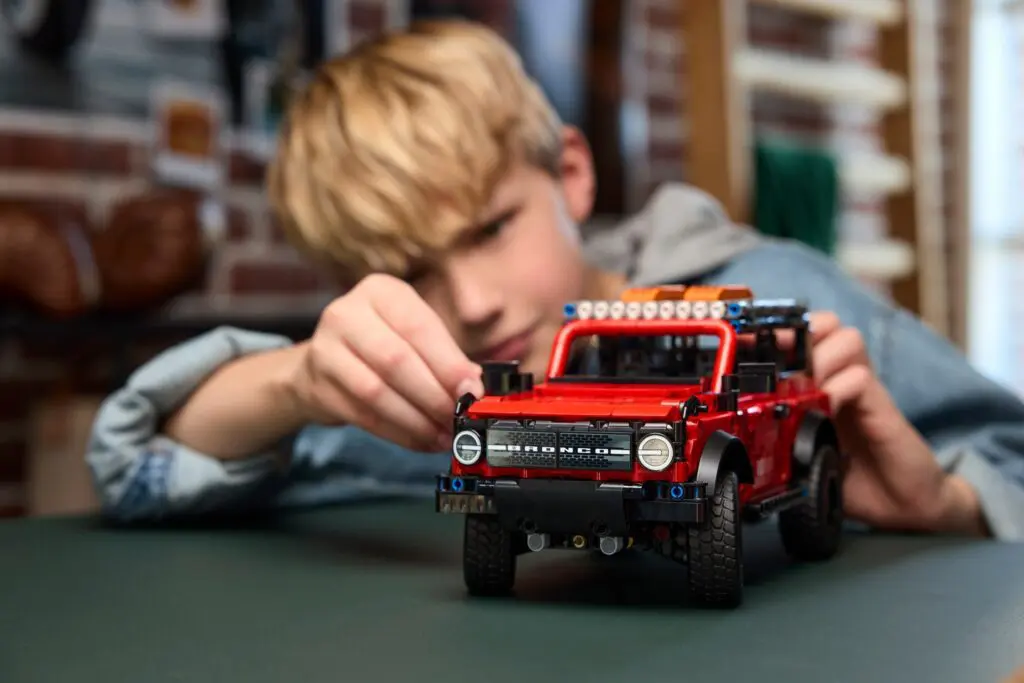 LEGO Technic Ford Bronco SUV - view 5