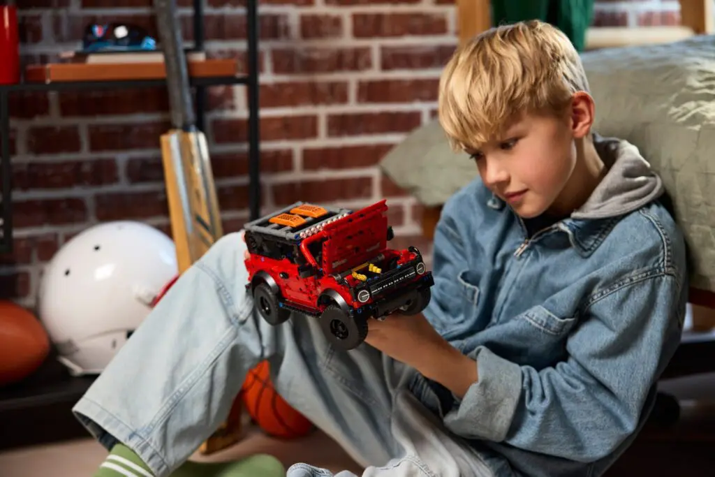 LEGO Technic Ford Bronco SUV - view 6