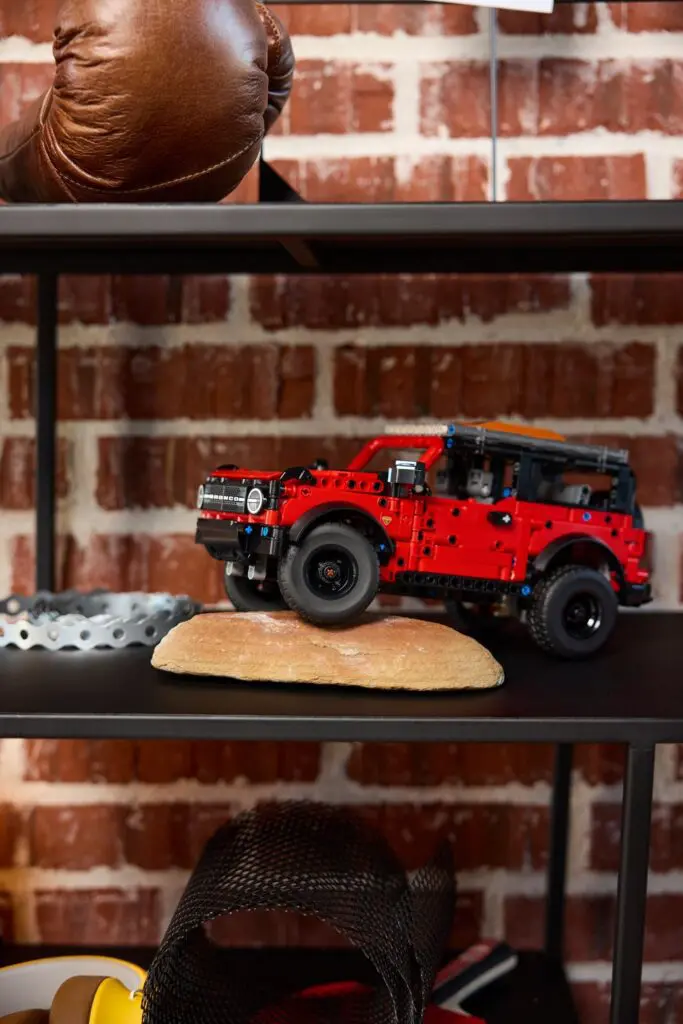 LEGO Technic Ford Bronco SUV - view 7
