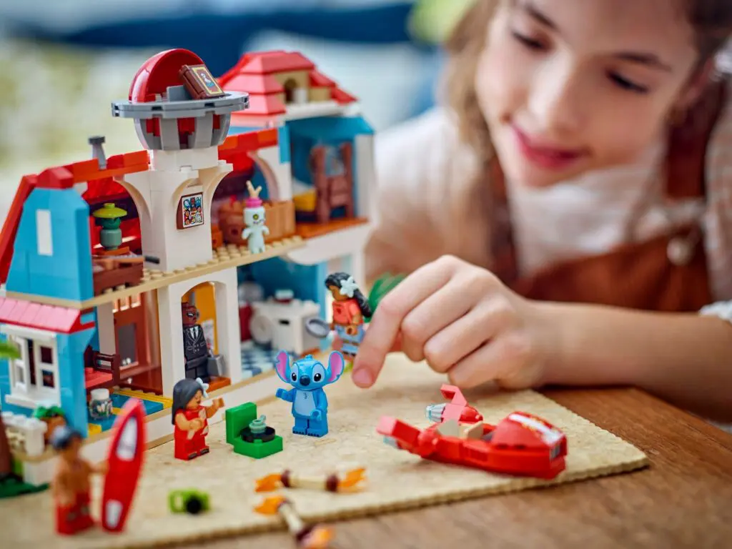LEGO Disney Lilo and Stitch Beach House - view 4