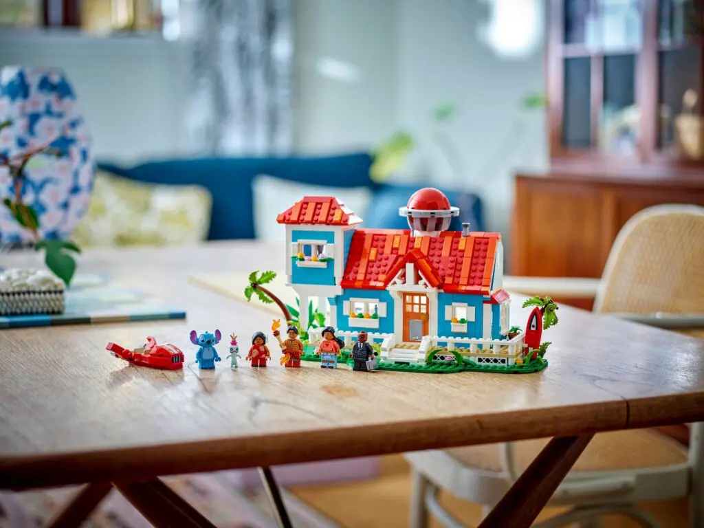 LEGO Disney Lilo and Stitch Beach House - view 6