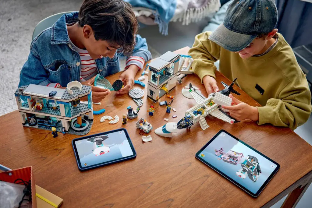LEGO City Airport with Airplane - view 5