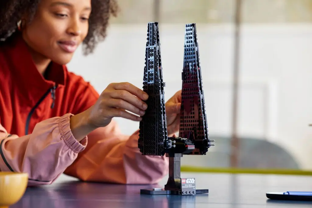 LEGO Star Wars Kylo Ren's Command Shuttle - view 5