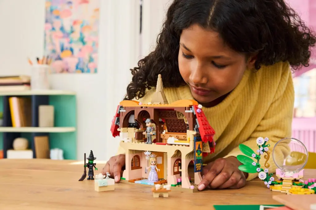 LEGO Wicked Glinda & Elphaba Visit Munchkinland - view 5
