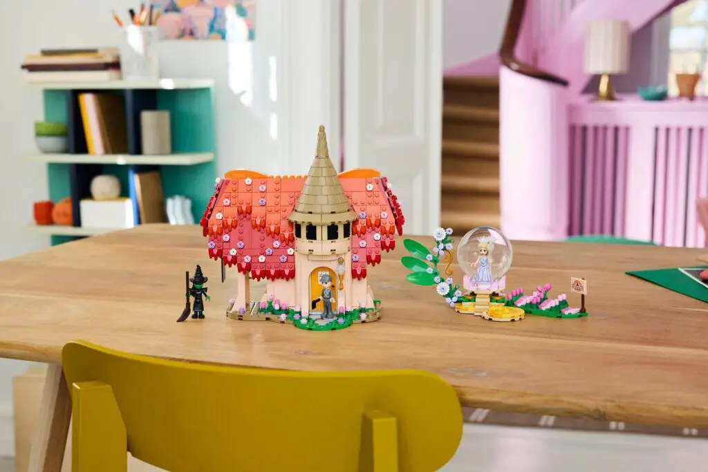 LEGO Wicked Glinda & Elphaba Visit Munchkinland - view 7