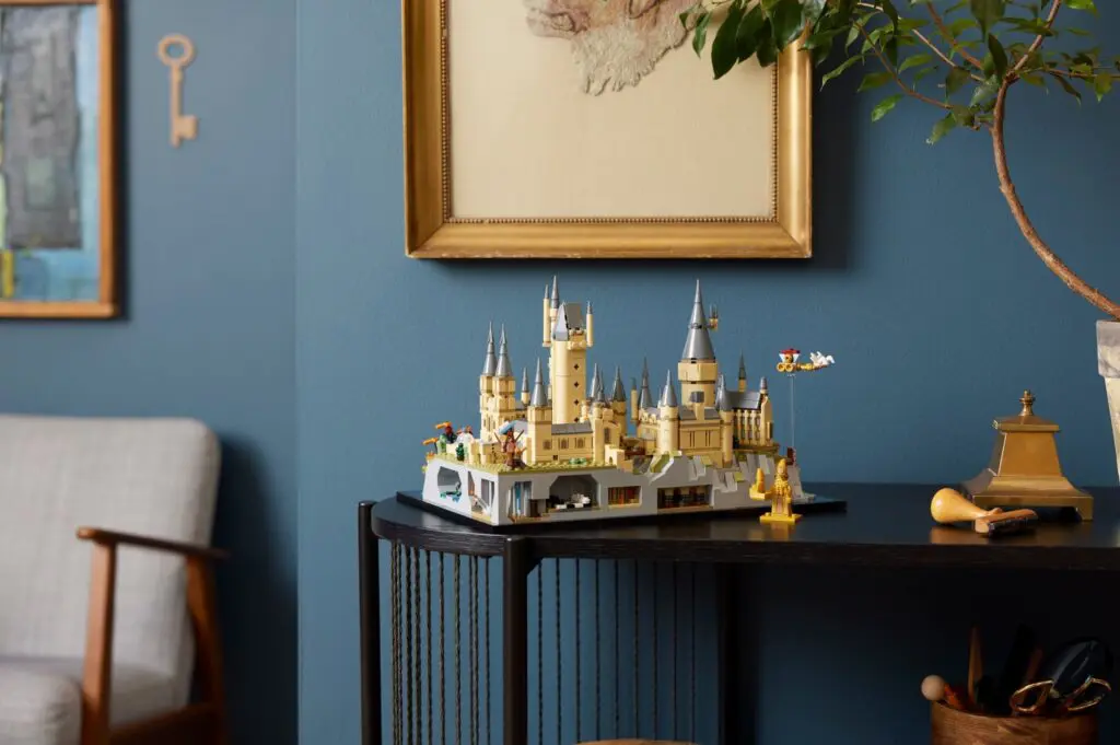 LEGO Harry Potter Hogwarts Castle and Grounds - view 4