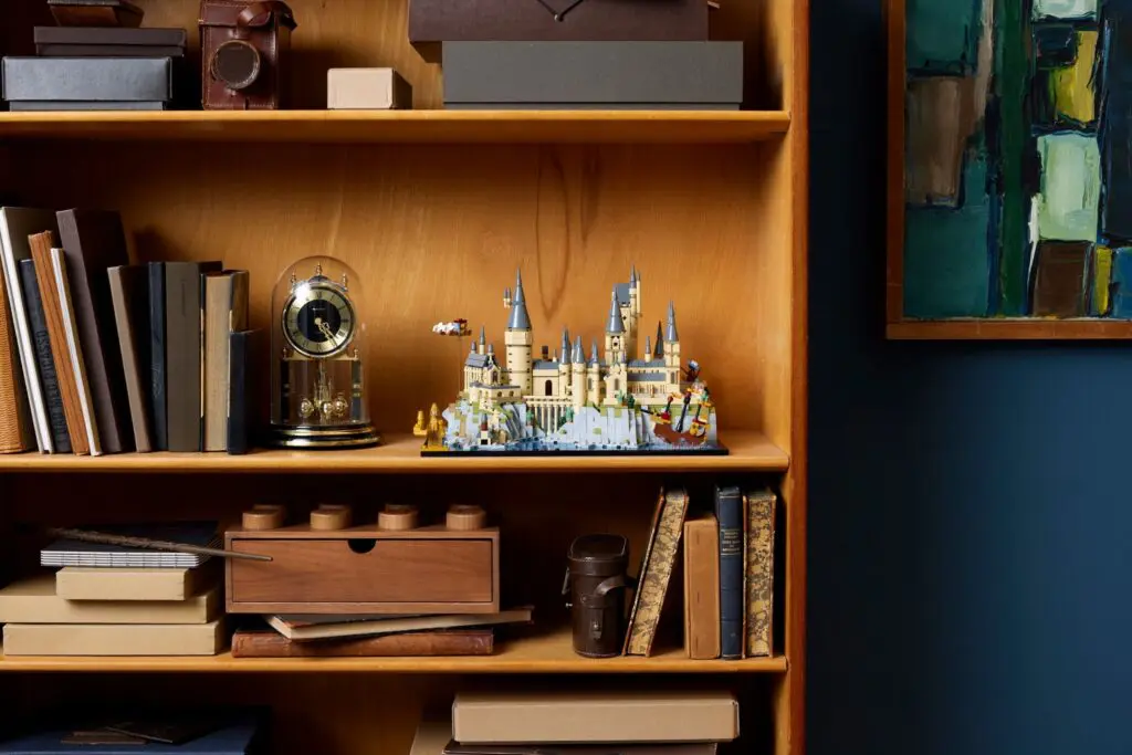LEGO Harry Potter Hogwarts Castle and Grounds - view 5