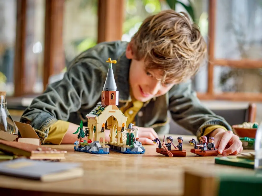 LEGO Harry Potter Hogwarts Castle Boathouse - view 6