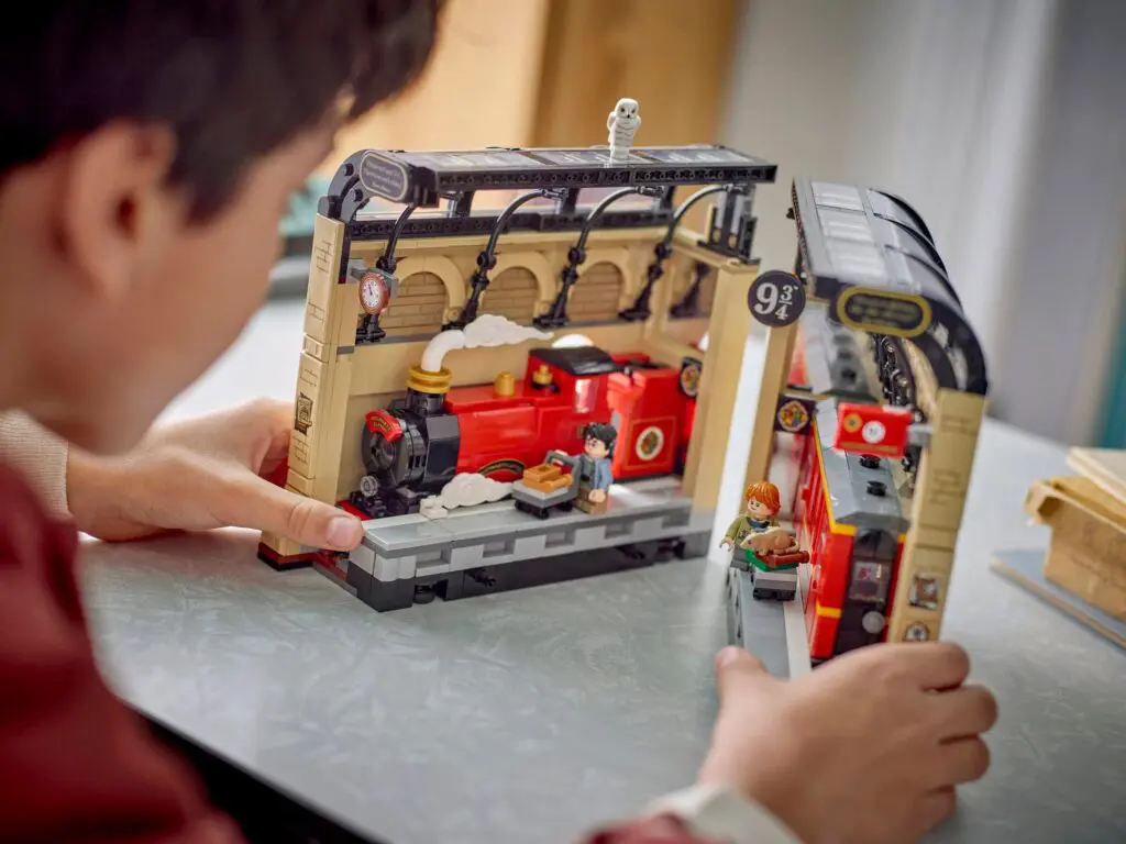 LEGO Harry Potter Book Nook: Hogwarts Express - view 5