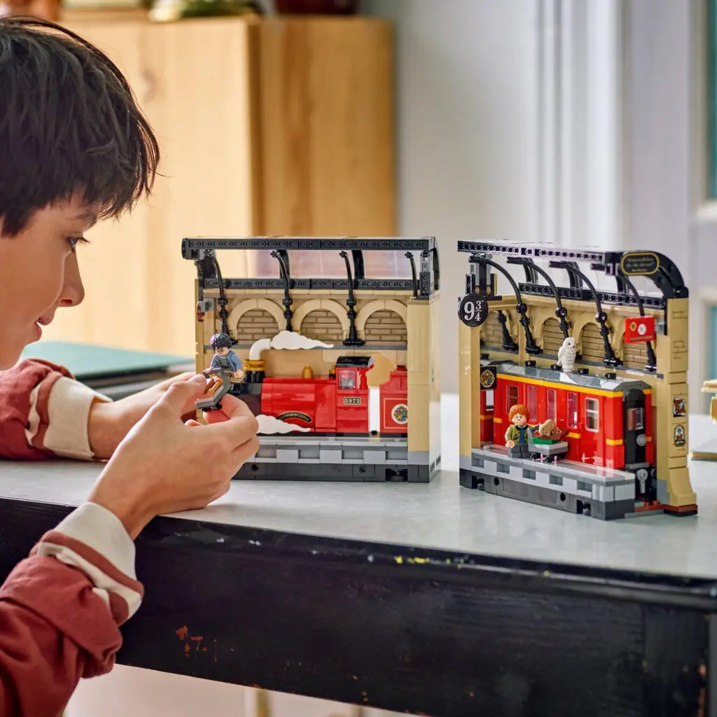 LEGO Harry Potter Book Nook: Hogwarts Express - view 6