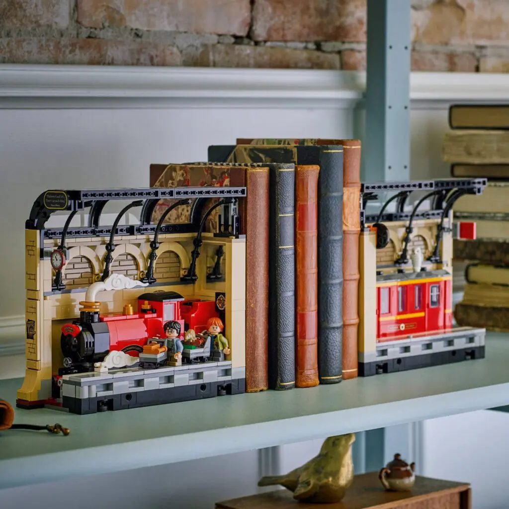 LEGO Harry Potter Book Nook: Hogwarts Express - view 7