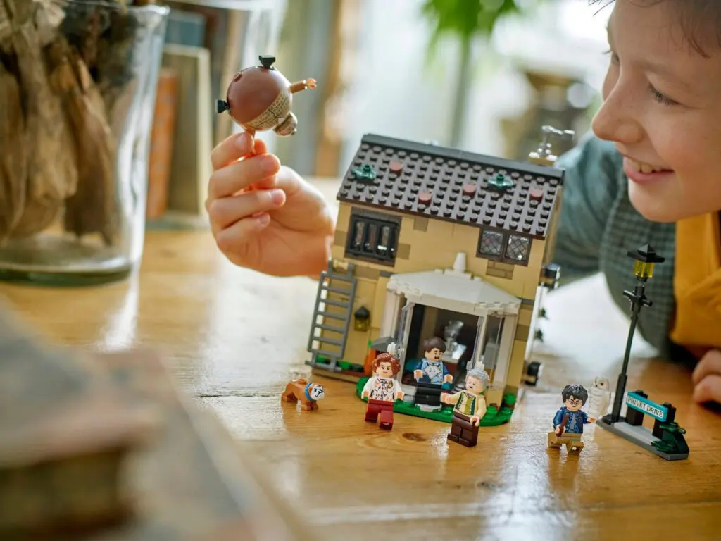 LEGO Harry Potter Privet Drive: Aunt Marge's Visit - view 9