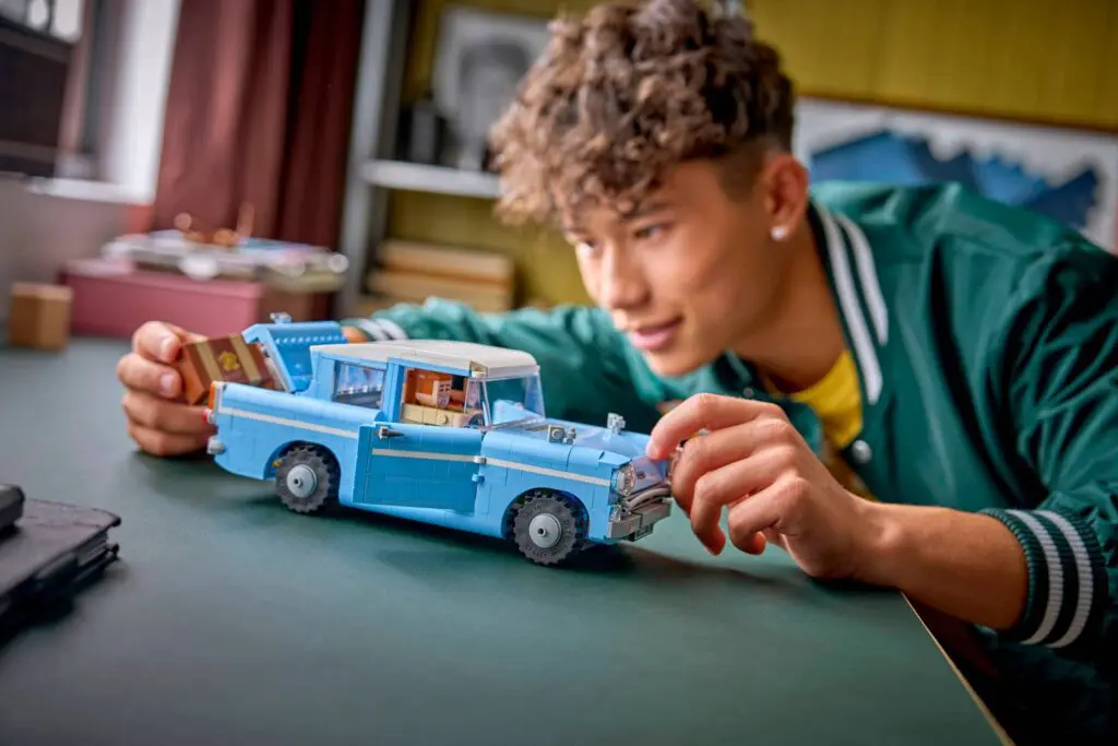 LEGO Harry Potter Enchanted Flying Ford Anglia - view 6